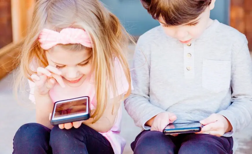 Son premier téléphone : Comment assurer la sécurité de votre enfant dans le monde numérique