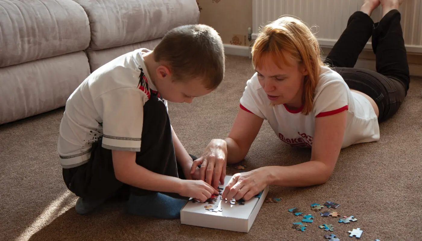 Jouer au puzzle avec les enfants