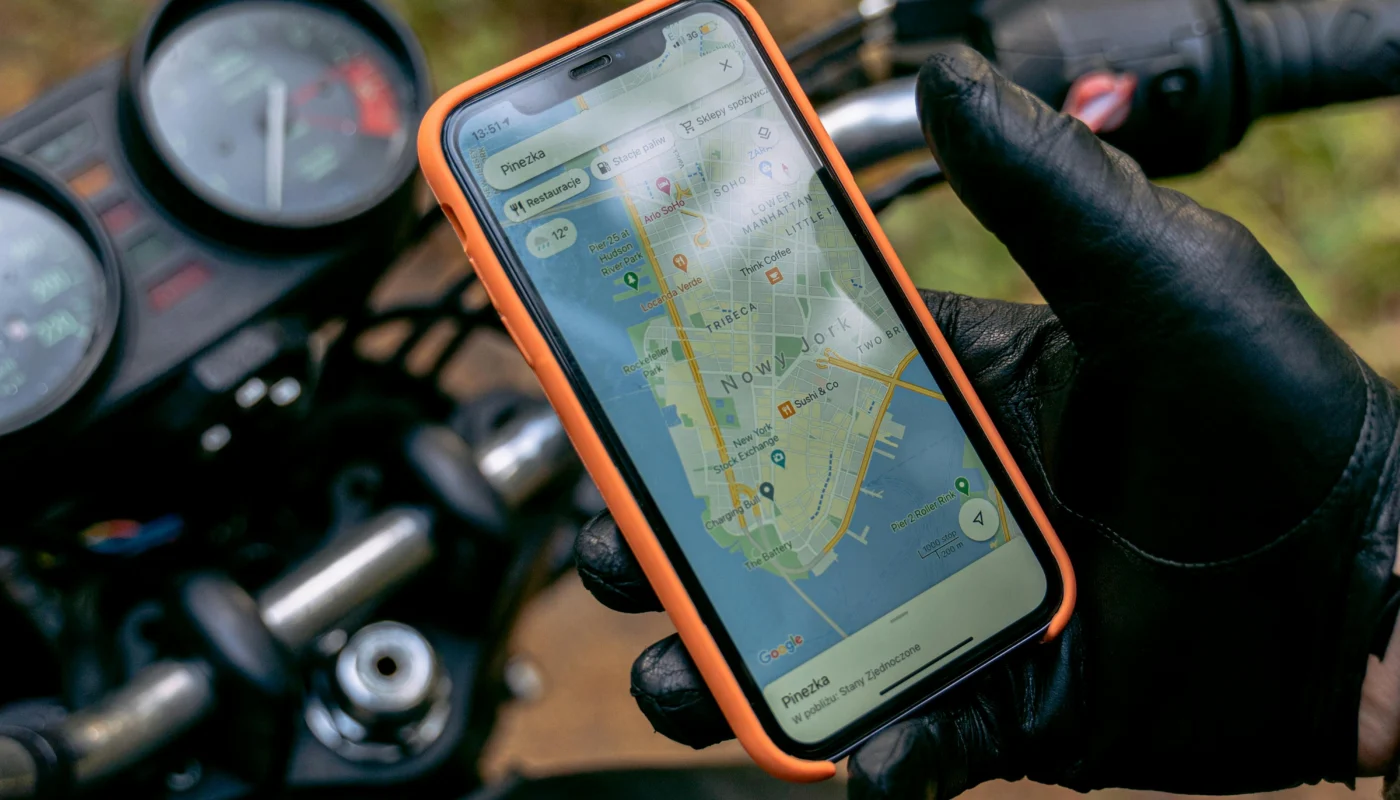 Smartphone affichant une carte pour illustrer la localisation d un enfant
