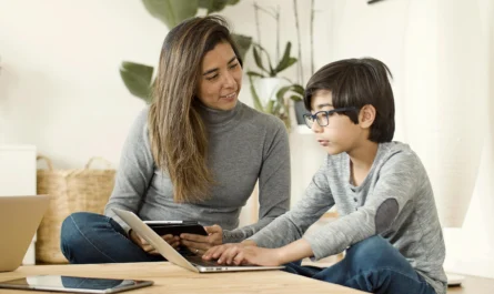 Parent accompagnant un enfant devant une tablette pour regler le controle parental