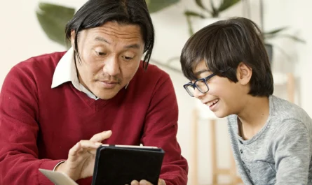 Parent et enfant consultant ensemble une tablette pour regler Family Link