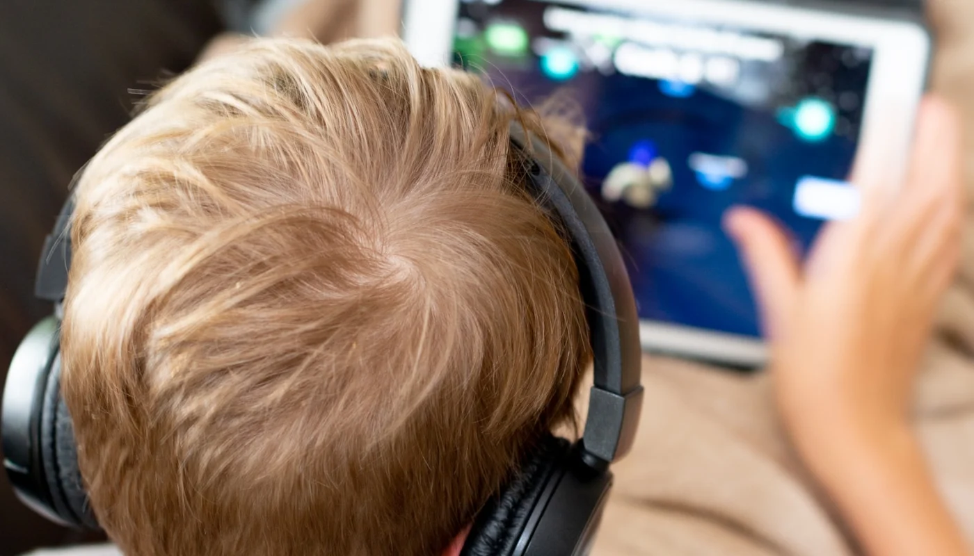 Enfant utilisant une tablette avant installation d une application de messagerie