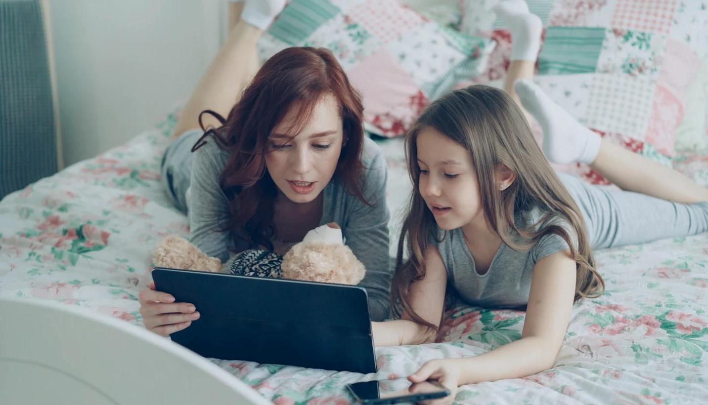 Parent et enfant utilisant une tablette pour choisir une messagerie securisee
