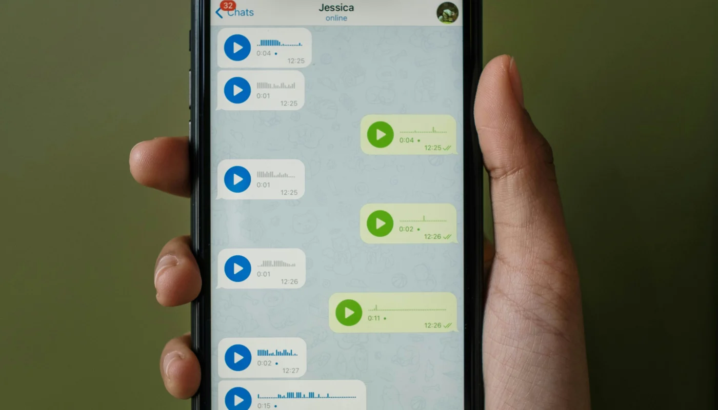 Smartphone affichant une conversation audio pour illustrer les reglages d application