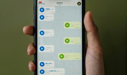 Smartphone affichant une conversation audio pour illustrer les reglages d application
