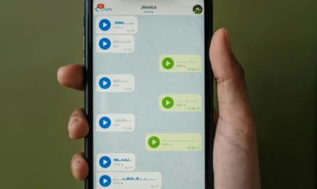 Smartphone affichant une conversation audio pour illustrer les reglages d application