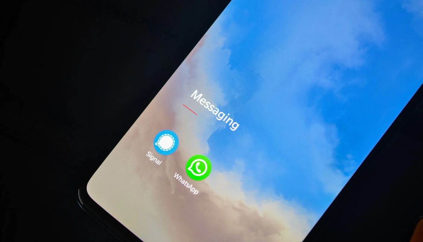 Smartphone affichant des applications de messagerie