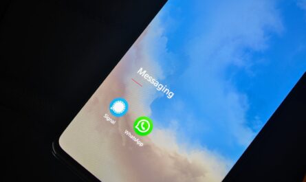 Smartphone affichant des applications de messagerie