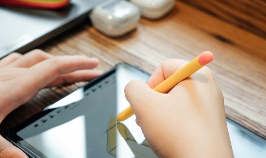 Apps tablette enfant gaucher : ergonomie et gestes 2026